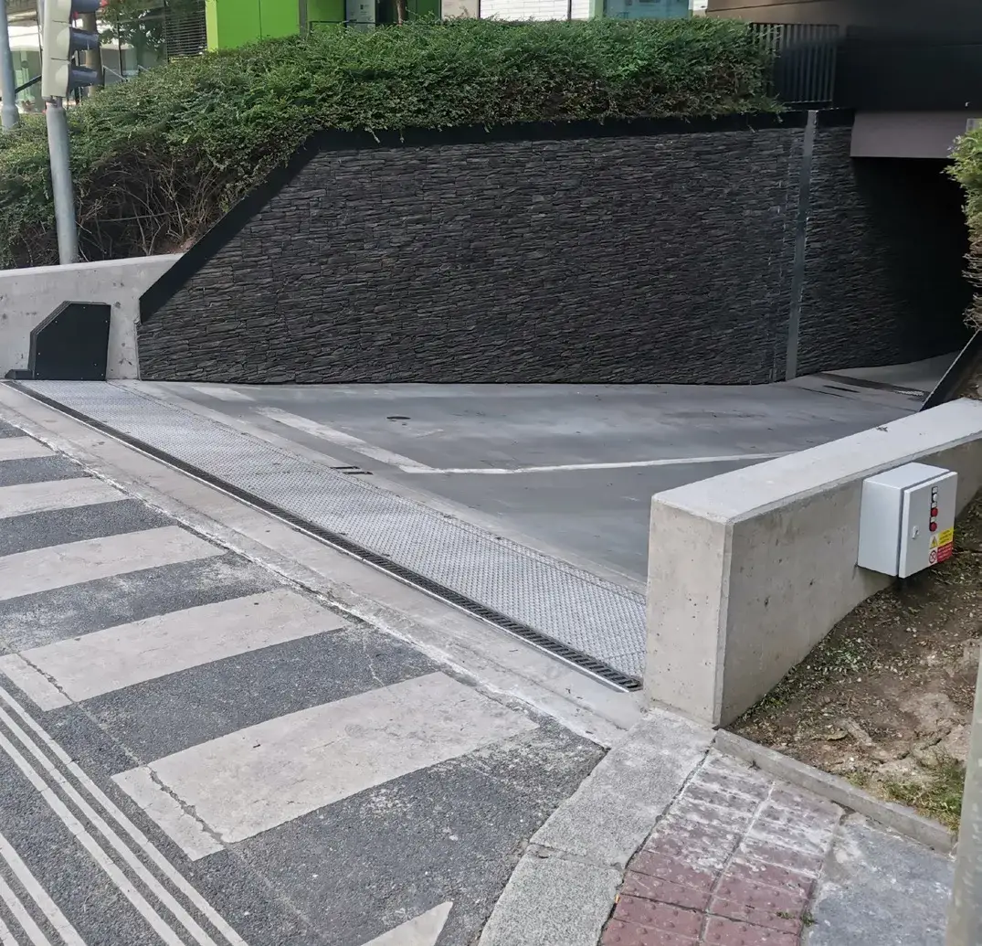 Vario DAM automata gát épületek, mélygarázsok védelmére - Vario Doors DAM Right